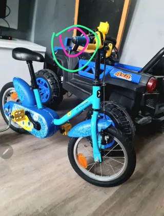 Bicicleta infantil azul con ruedines