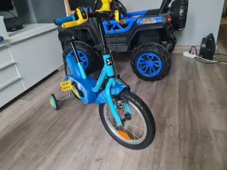 Bicicleta infantil azul con ruedines