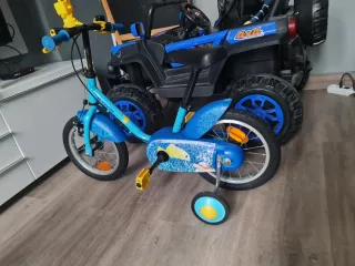 Bicicleta infantil azul con ruedines