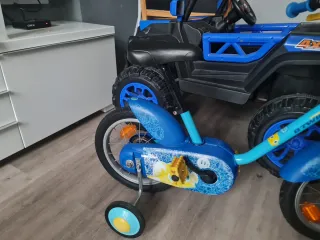 Bicicleta infantil azul con ruedines