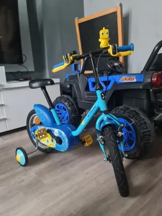 Bicicleta infantil azul con ruedines