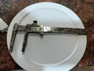 Calibre antiguo de metal