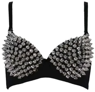 Sujetador gótico con tachuelas plateadas