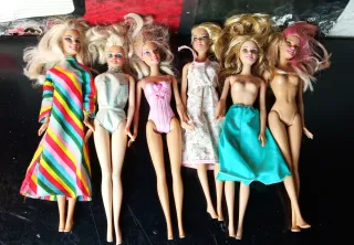 Lotto 18 bambole Barbie e simili