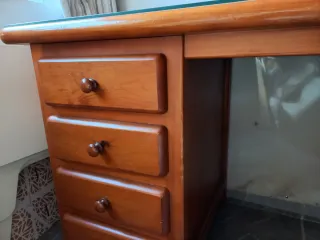 Scrivania in legno massello con vetro