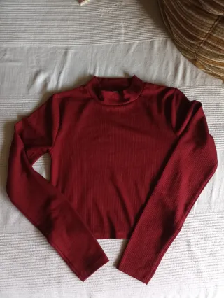 Primark top burdeos manga larga.