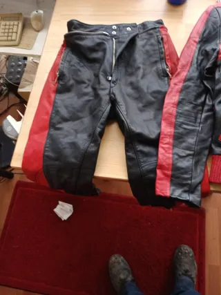 Chaqueta de cuero moto negra y roja