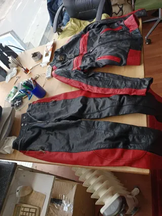 Chaqueta de cuero moto negra y roja