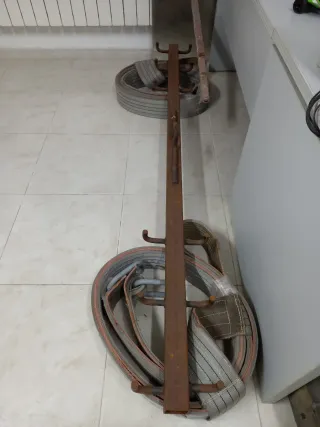 Correas y llugos grises