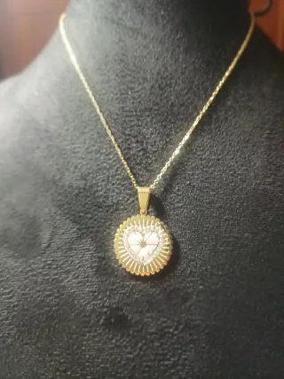 Collana con ciondolo a cuore dorato