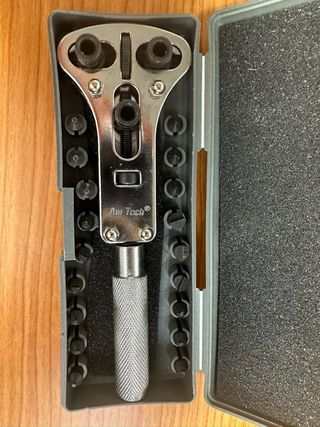 Herramienta para abrir cajas de relojes