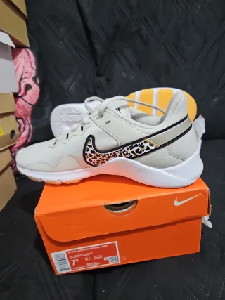Tenis Nike Beige Animal Print Talla 38.5