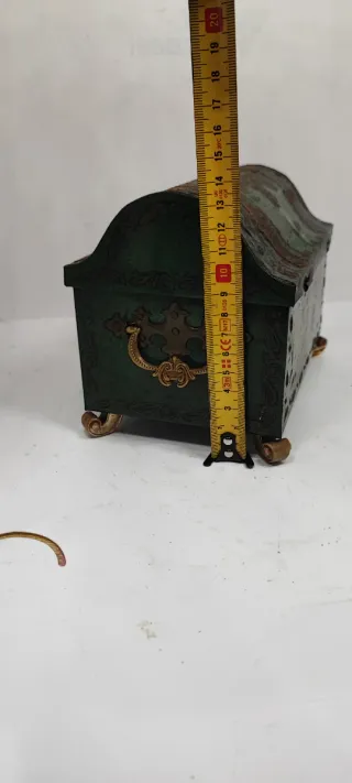 Scatola in latta vintage verde