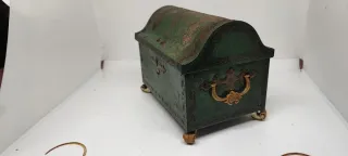 Scatola in latta vintage verde