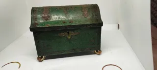 Scatola in latta vintage verde