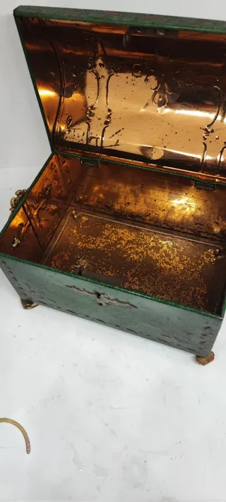 Scatola in latta vintage verde