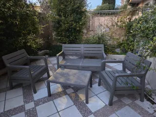 Salotto da giardino in plastica grigia