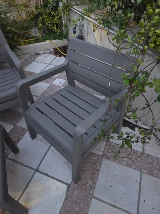 Salotto da giardino in plastica grigia