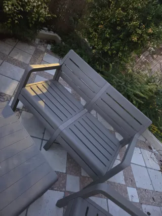 Salotto da giardino in plastica grigia