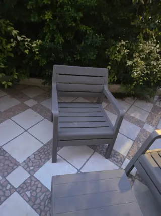 Salotto da giardino in plastica grigia