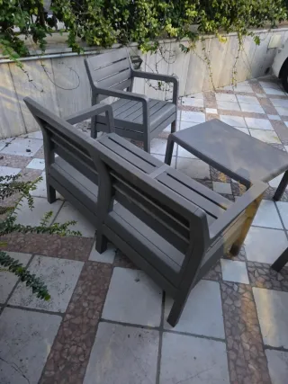 Salotto da giardino in plastica grigia