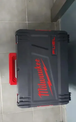 Caja Herramientas Milwaukee Negra y Roja