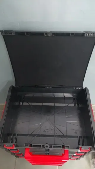 Caja Herramientas Milwaukee Negra y Roja