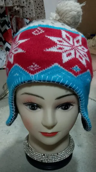 Cappello invernale con pompon e fiocchi di neve