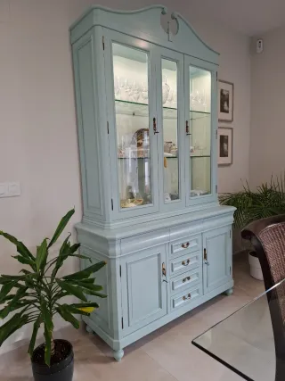 Vitrina de madera pintada en azul
