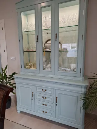 Vitrina de madera pintada en azul