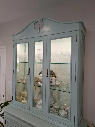 Vitrina de madera pintada en azul
