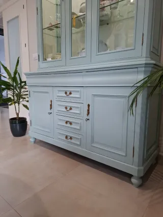 Vitrina de madera pintada en azul