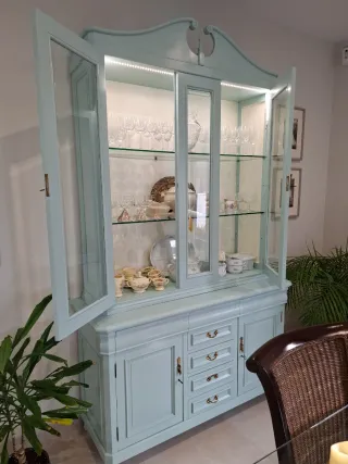 Vitrina de madera pintada en azul