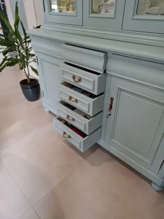 Vitrina de madera pintada en azul