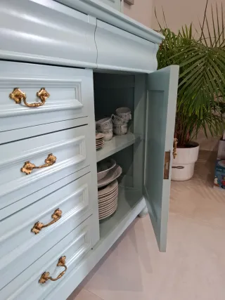 Vitrina de madera pintada en azul