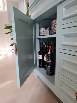 Vitrina de madera pintada en azul