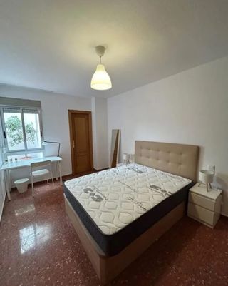 Cama Doble Blanca y Marrón