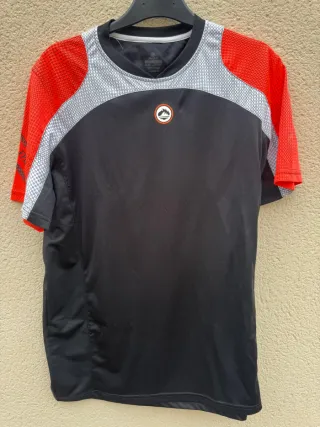 Camiseta J Hayber Hombre Negra y Roja