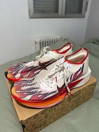 Nike Vaporfly 3 Llamas Rojas Blancas