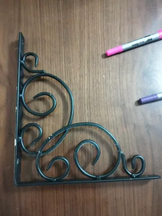 Estantería de madera marrón, más 7 soportes forja