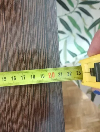 Estantería de madera marrón, más 7 soportes forja