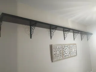 Estantería de madera marrón, más 7 soportes forja