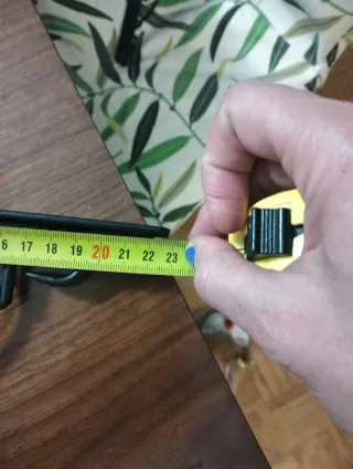 Estantería de madera marrón, más 7 soportes forja