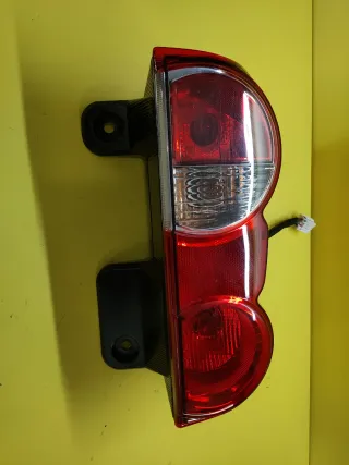 PILOTO TRASERO IZQUIERDO NISSAN NV200