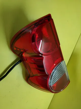 PILOTO TRASERO IZQUIERDO NISSAN NV200