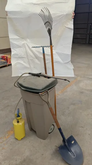 Kit Jardinería: Rastrillos, Pala y Pulverizador