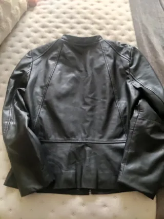 Cazadora cuero mujer negra.No tiene apenas uso.
