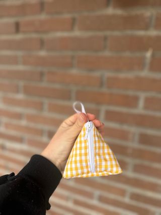 Monedero pequeño cuadros amarillo y blanco