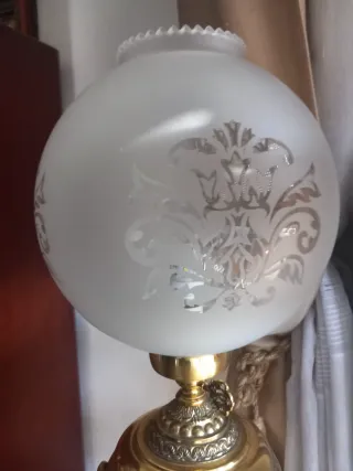 Lámpara de mesa vintage dorada y blanca