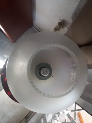 Lámpara de mesa vintage dorada y blanca